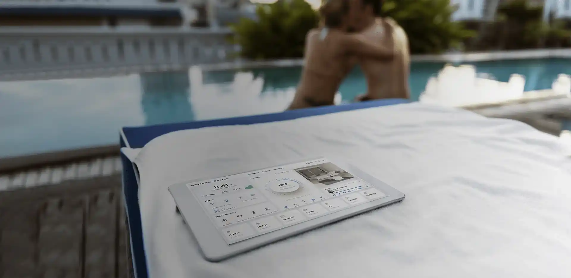 Μια ξαπλώστρα σε μια πισίνα που έχει τοποθετημένο πάνω της ένα tablet.