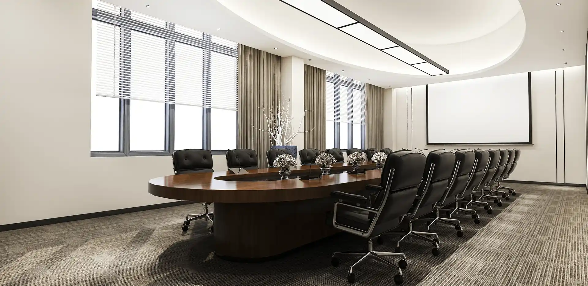 Μια εταιρική αίθουσα συνεδριάσεων με μεγάλο τραπέζι και πολλές καρέκλες.