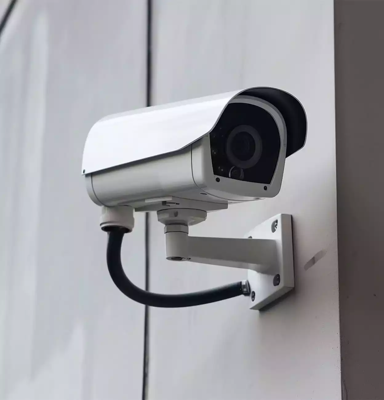Μια κάμερα ασφαλείας τοποθετημένη σε κάποιο σημείο σε κτήριο.