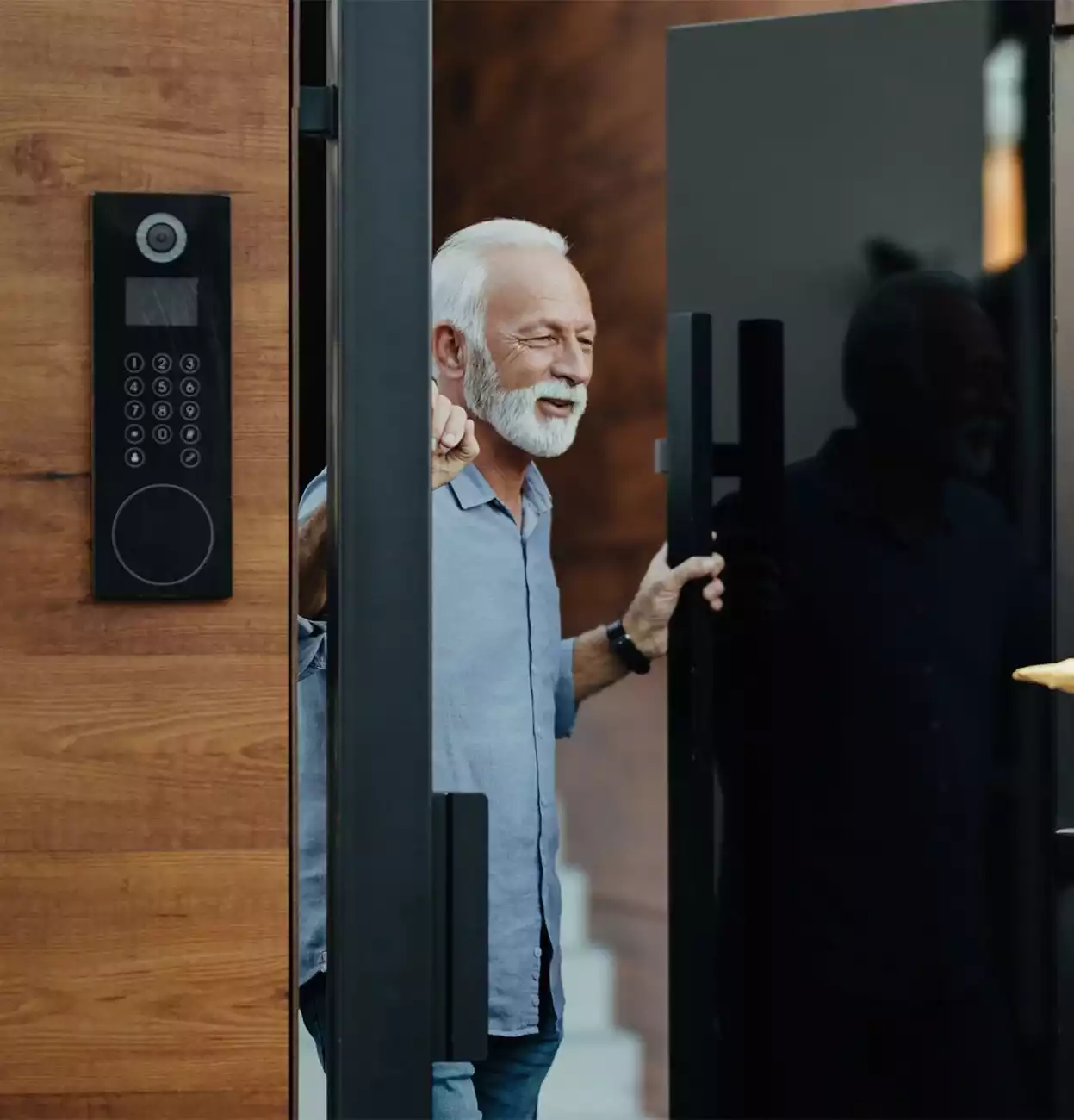 Ένας κύριος κρατάει μια πόρτα ανοιχτή που ελέγχεται από εξελεγμένο μηχανισμό ασφαλείας.