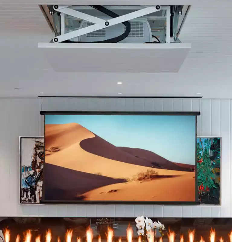 Μια πτυσσόμενη ανοιχτή οθόνη στον τοίχο και ένας βιντεοπροβολέας που κατεβαίνει από το ταβάνι.