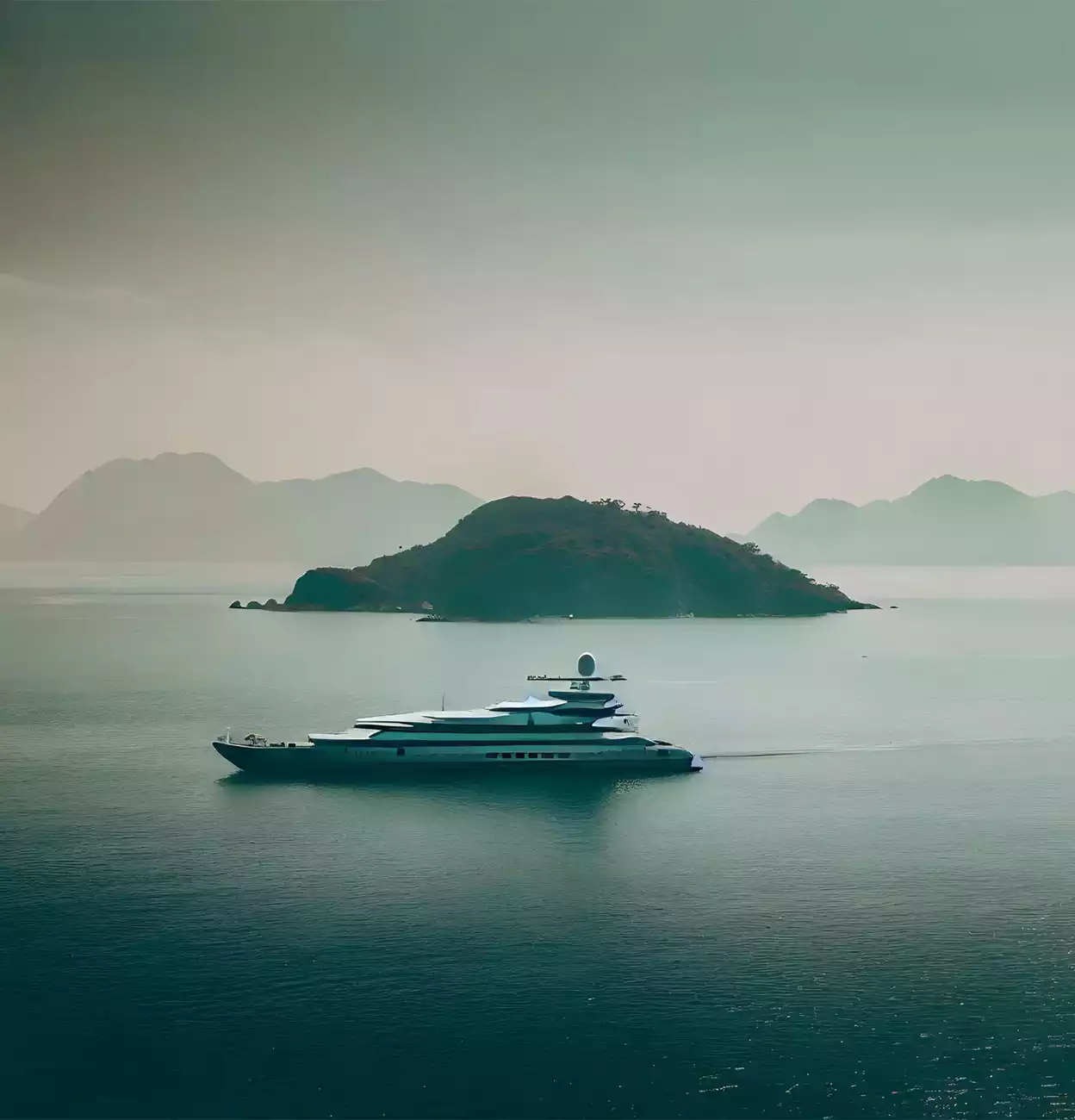 Ένα εντυπωσιακό super yachts στη θάλασσα σε απογευματινό background