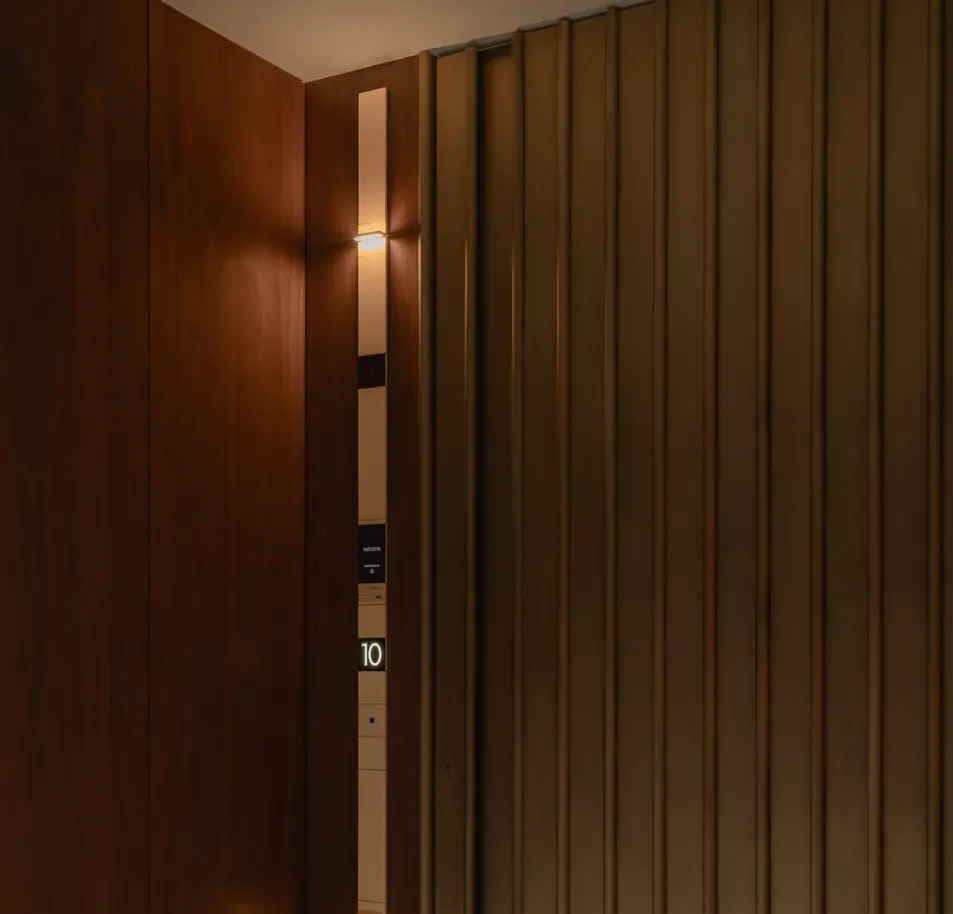 Air condition τοποθετημένο σε τοίχο κατοικίας σε δωμάτιο με καρέκλα και ξύλινο τραπέζι.