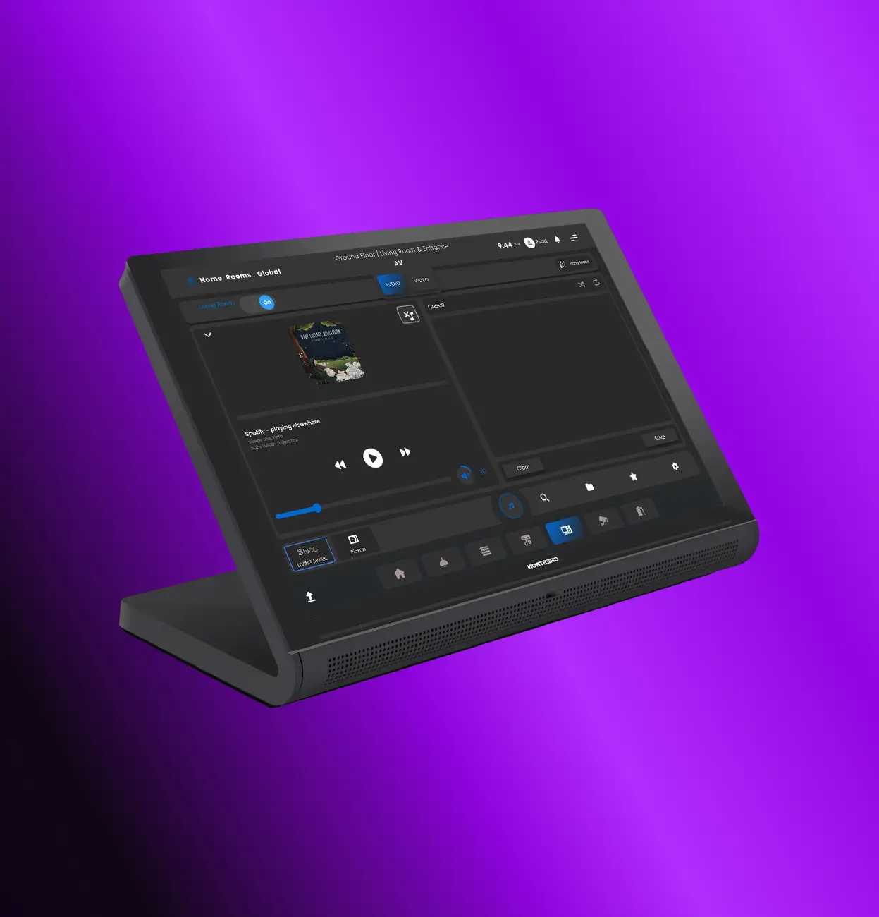 Μια τεράστια τηλεόραση στον τοίχο ενός σαλονιού σε σπίτι.